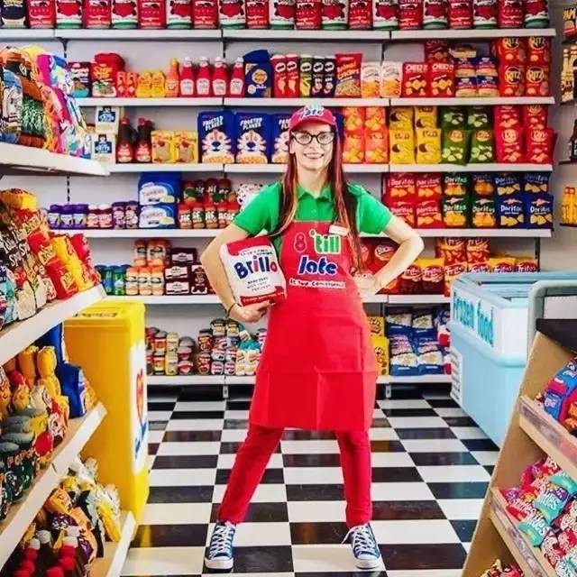 这家店9000件商品全是假货，人们却争相购买