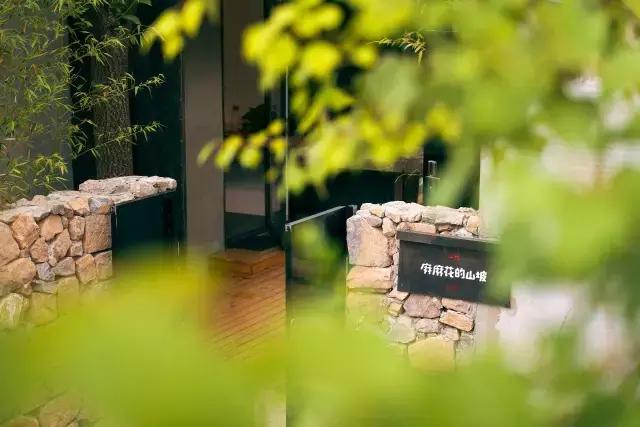 “麻麻，那是什么花？”“麻麻花呀！”