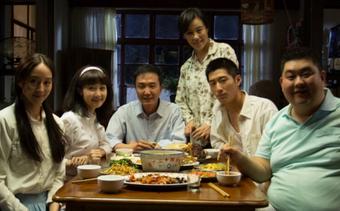 两个家庭聚餐,两个家庭一起吃饭