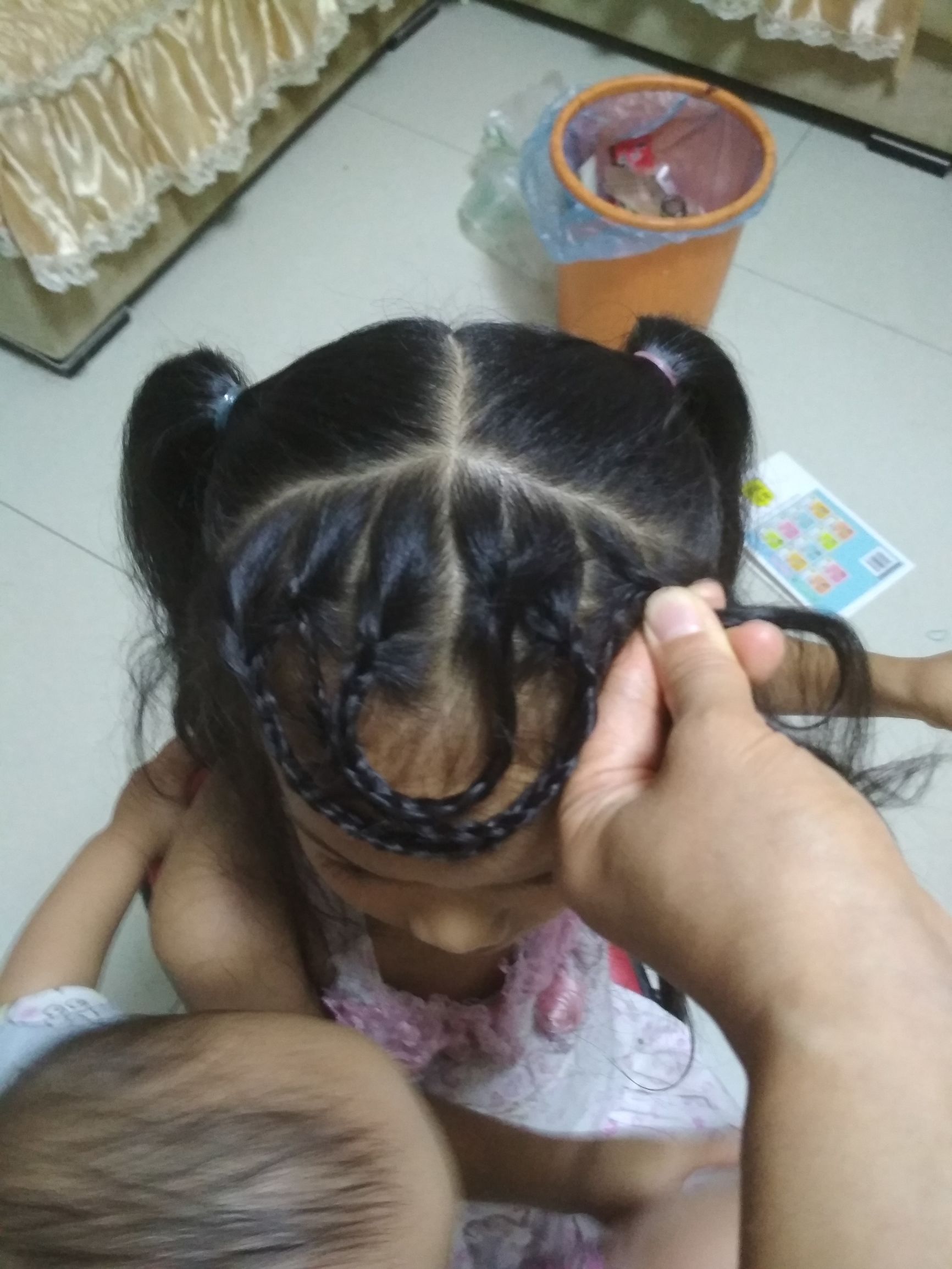 有刘海的宝宝适合编什么发型,小孩高额头刘海怎么扎起来好看