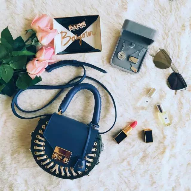 手拎高级感迷你小包包,高级感超迷你小包包