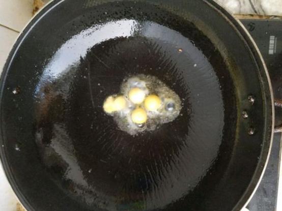 发现养的龟下的蛋全碎了,算了还是中午加个菜吧