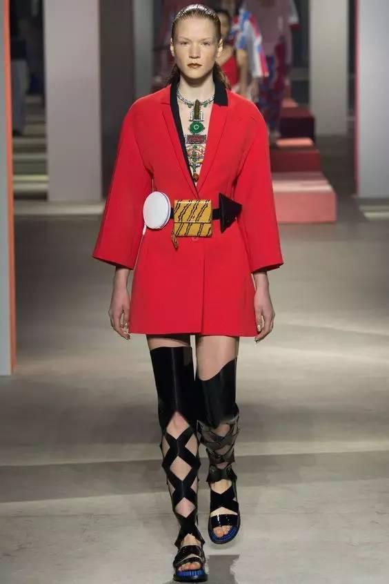 你花1000块买的包，背上却像卖菜的