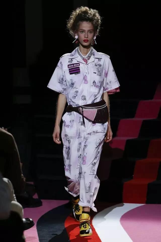 你花1000块买的包，背上却像卖菜的