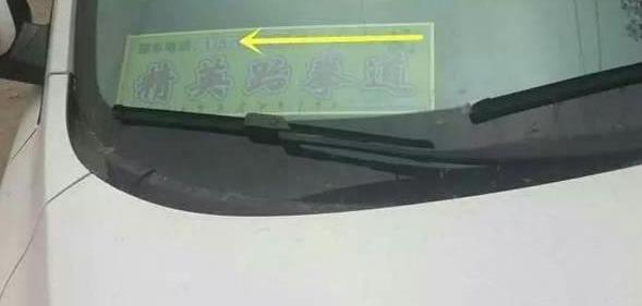 宝马车主停车被堵直接叫挪车,一辆车霸占两个公共车位