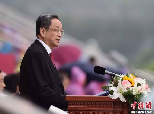 国级领导人代表中央送什么礼物?