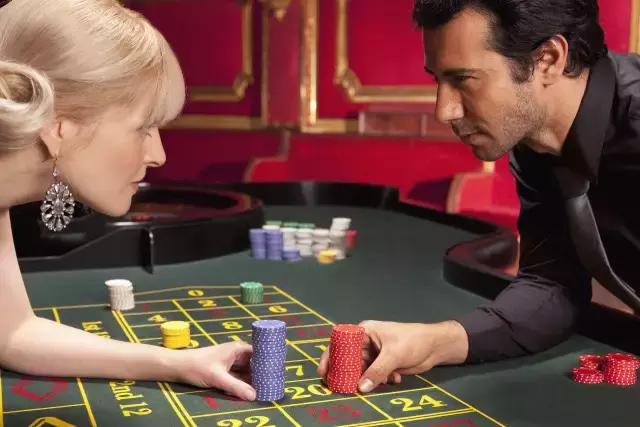 《战狼2》上映13天、狂揽34亿！那么，吴京能分到多少钱？