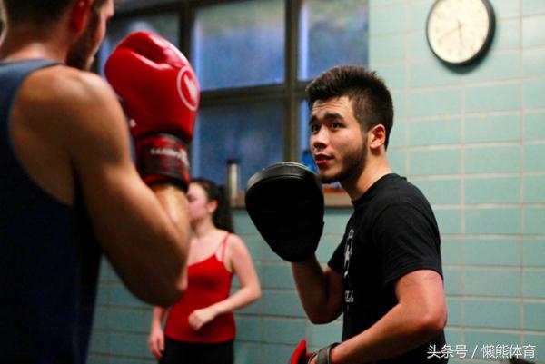 为什么拳击比赛戴拳套,拳击比赛戴着拳套还会重伤对手吗