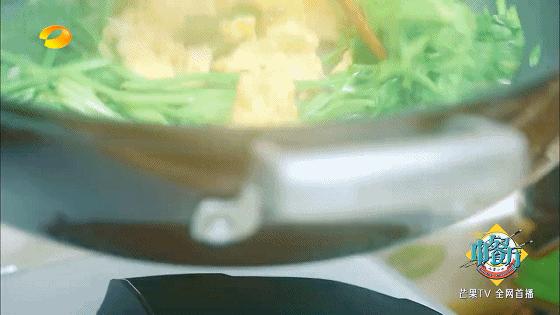 中餐厅张亮从楼梯摔倒完整版,中餐厅张亮摔倒