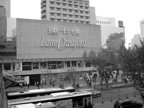 走过3570米,站在延安路尽头,闻到了这座城市繁华过尽的味道