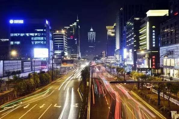 走过3570米,站在延安路尽头,闻到了这座城市繁华过尽的味道