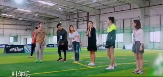 鹿晗乔欣打篮球,鹿晗玩萝卜蹲踢王勉