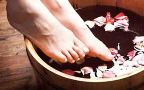 女人有脚气夏天很难受，6个对抗脚气的良心小偏方，值得收藏