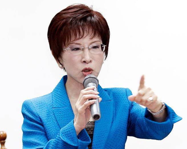 蔡英文穿长袖看棒球网友炸锅“空心菜”何时端上桌？