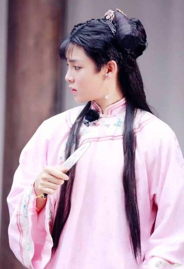 侯明昊这几年的颜值变化,侯明昊年轻时笑起来的样子