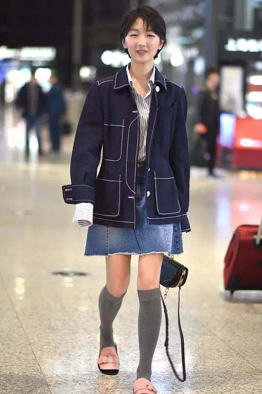 今年流行的前后开叉牛仔半裙,2022流行的牛仔半裙