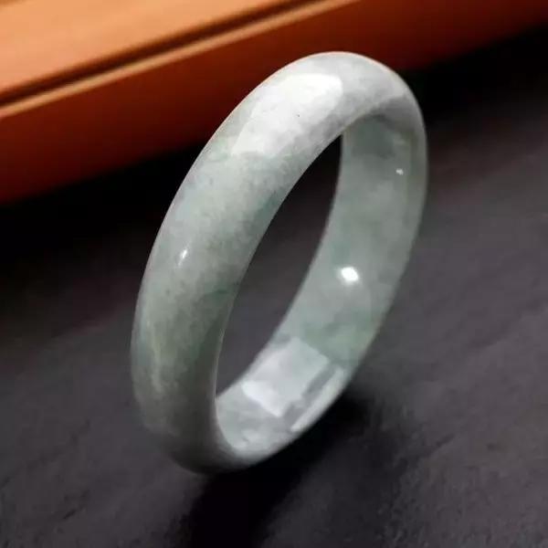 7000块钱买的金手镯,买的翡翠手镯5800