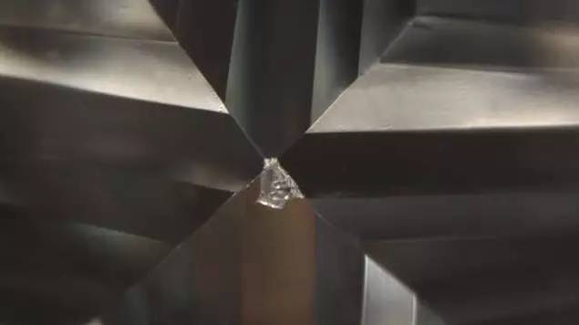 钻石会碎掉吗,钻石上面裂纹会破吗