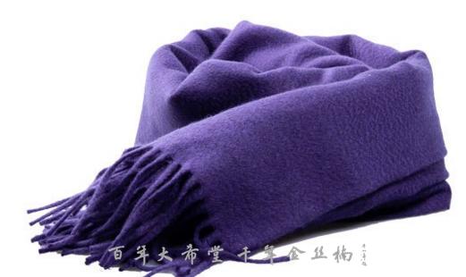 围巾围住头发,很冷围上围巾就不冷了