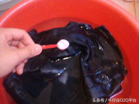 牛仔裤洗了一块变蓝怎么办,牛仔裤洗了一截变黄了