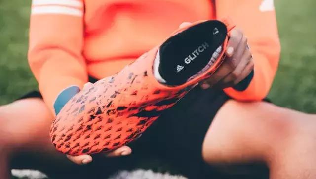 迷妹们都爱买爱豆代言的产品表忠心，这双暂时买不到的鞋先来了解