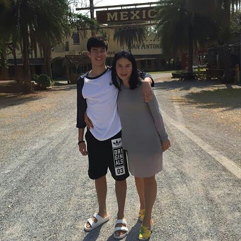 泰国母亲节，来看看泰星与母亲的有爱照片吧！