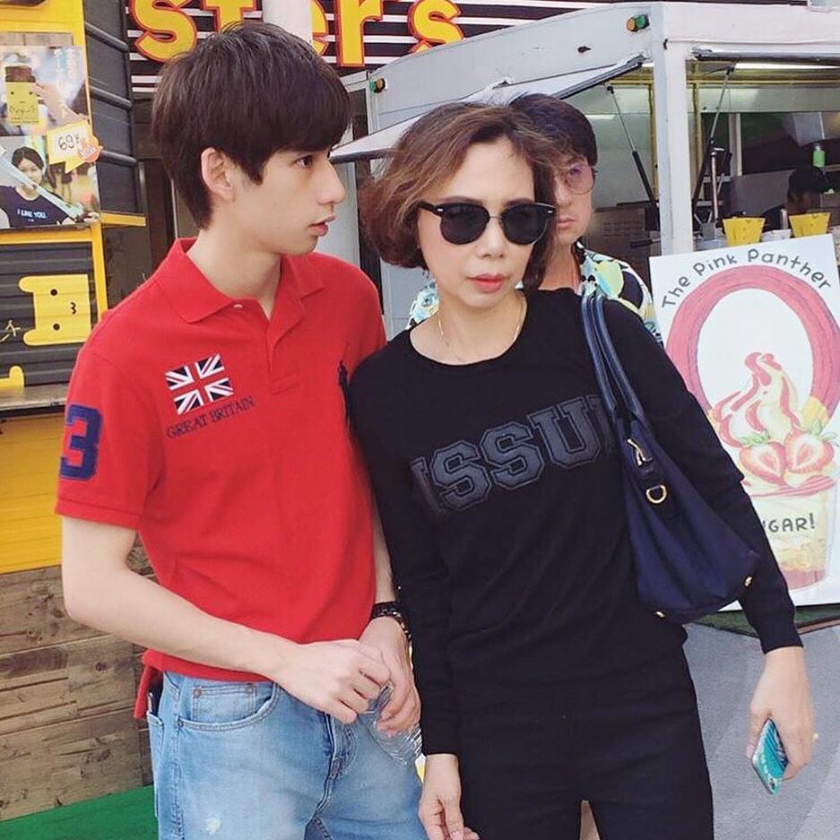 泰国母亲节，来看看泰星与母亲的有爱照片吧！