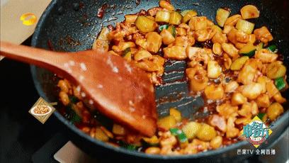 中餐厅张亮从楼梯摔倒完整版,中餐厅张亮摔倒