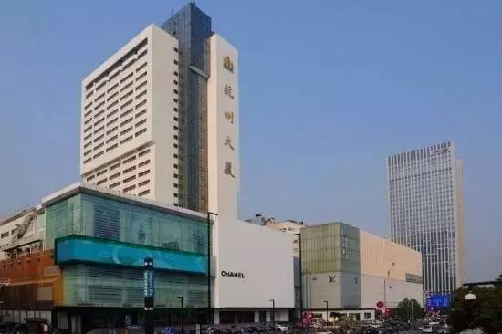 走过3570米,站在延安路尽头,闻到了这座城市繁华过尽的味道