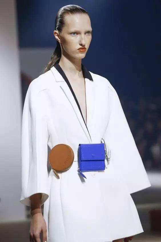 你花1000块买的包，背上却像卖菜的