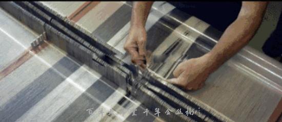 围巾围住头发,很冷围上围巾就不冷了