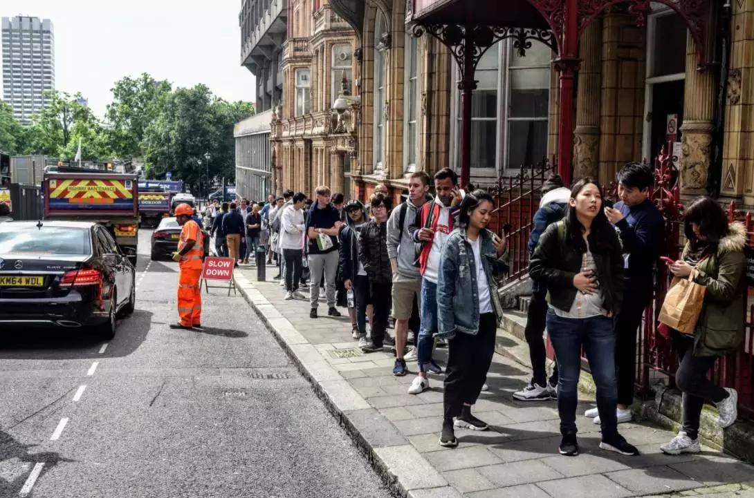 花100万买一台奔驰超跑,花100万买的劳斯莱斯