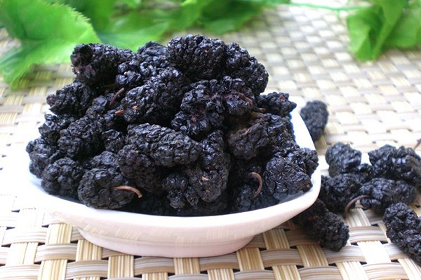 桑葚干的功效与作用及正确吃法,桑葚鲜果与桑葚干营养价值对比