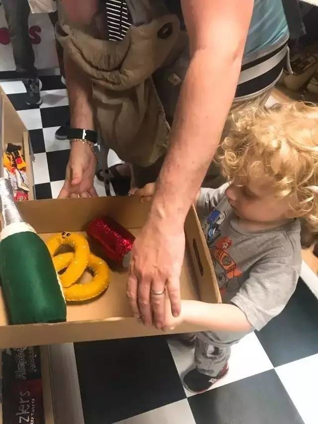 这家店9000件商品全是假货，人们却争相购买