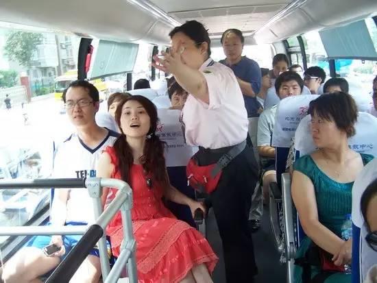 你花1000块买的包，背上却像卖菜的