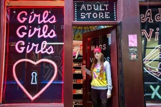 这家店9000件商品全是假货，人们却争相购买