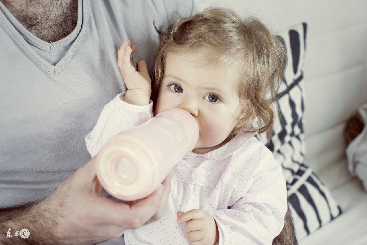 宝妈们给宝宝用的什么奶粉,给宝宝喂奶奶瓶