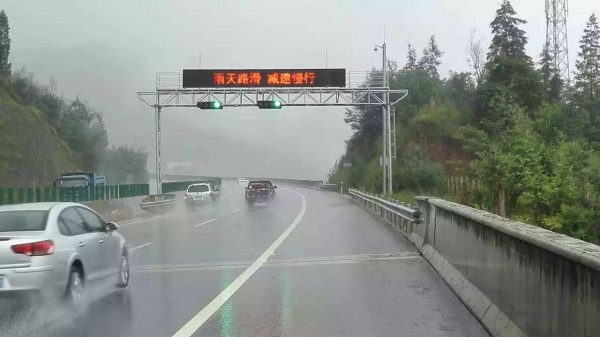 右侧超车没超过去算超车吗,右侧超车不违规示意图