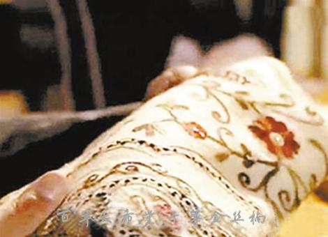 围巾围住头发,很冷围上围巾就不冷了