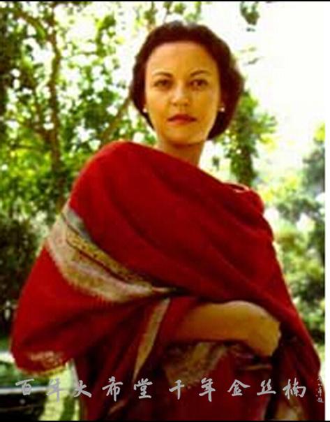 围巾围住头发,很冷围上围巾就不冷了