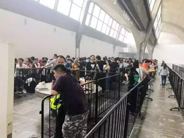 花100万买一台奔驰超跑,花100万买的劳斯莱斯