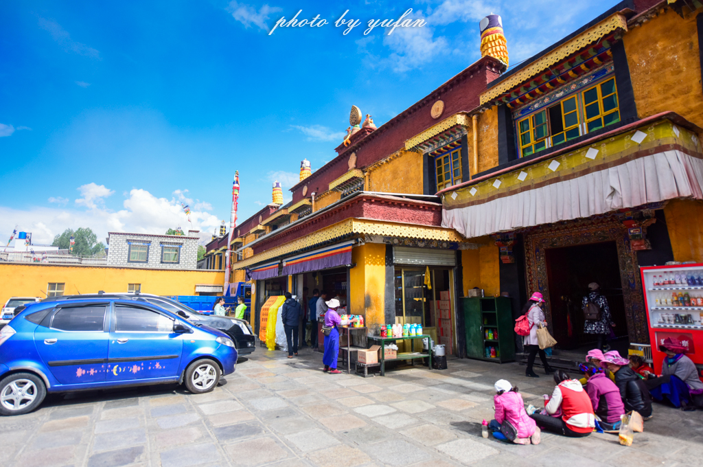 拉萨有哪几个寺庙,拉萨有一个建在山上的寺庙