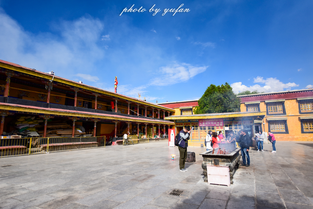 拉萨有哪几个寺庙,拉萨有一个建在山上的寺庙