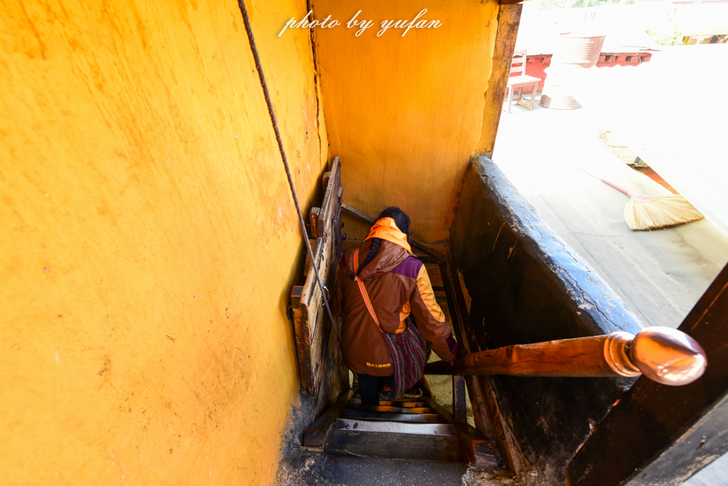 拉萨有哪几个寺庙,拉萨有一个建在山上的寺庙