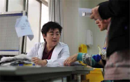 孕妇符合顺产条件却死活不肯顺产，医生问起原因其难以启齿