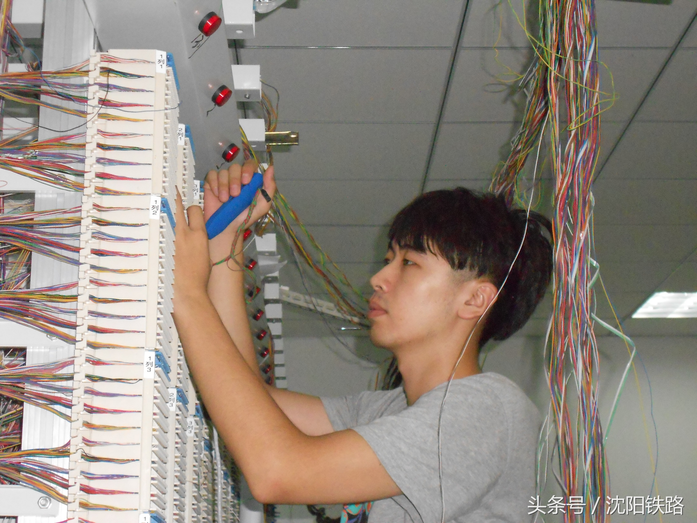 亲们在使用电话沟通联系的时候，是否知道为了铁路电话的畅通，有一伙人在机房里蛮拼滴！