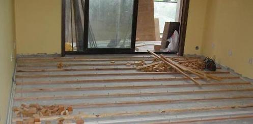 地板为什么会翘起来,地板为啥会翘边