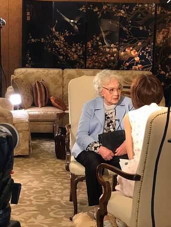 她是绝代美人，从影40余年演绎50多个形象，一生却只爱一个人