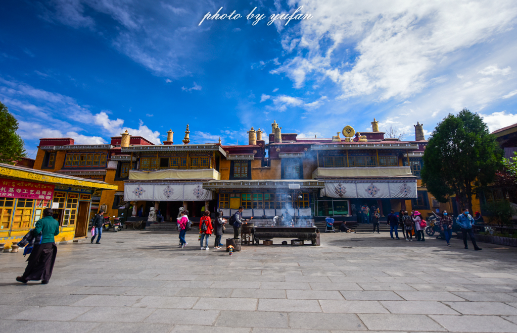 拉萨有哪几个寺庙,拉萨有一个建在山上的寺庙