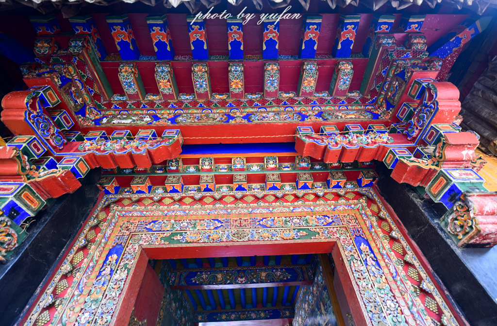 拉萨有哪几个寺庙,拉萨有一个建在山上的寺庙